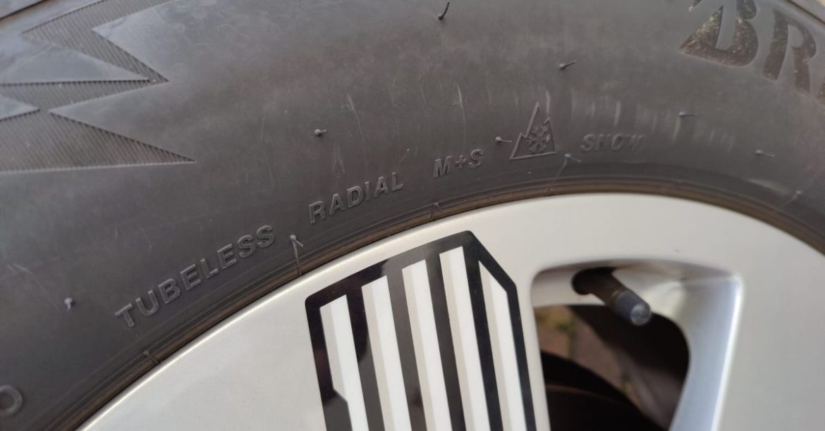 Découvrez la règle méconnue des pneus d&rsquo;hiver qui pourrait sauver votre vie ! 🚗❄️