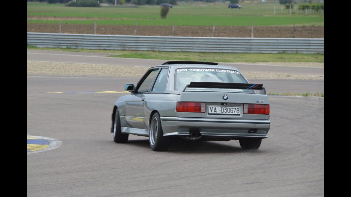 L&rsquo;art de la maîtrise : découvrez la puissance et le son envoûtant de la BMW M3 E30 sur circuit