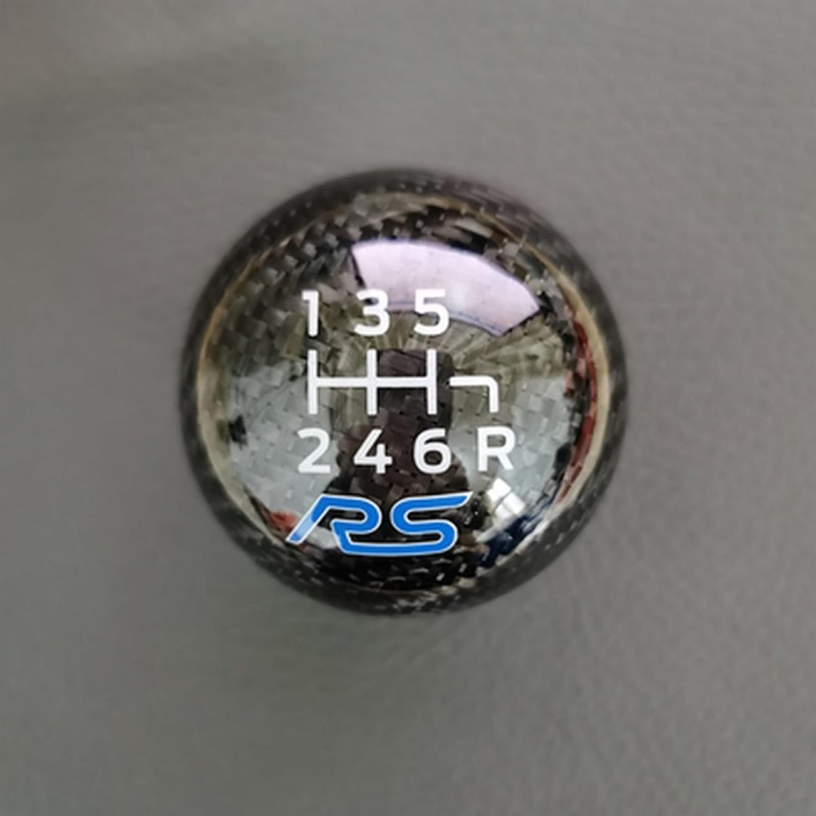 Transformez votre conduite avec ce pommeau de vitesse en carbone qui va révolutionner votre Ford ! 🚗✨