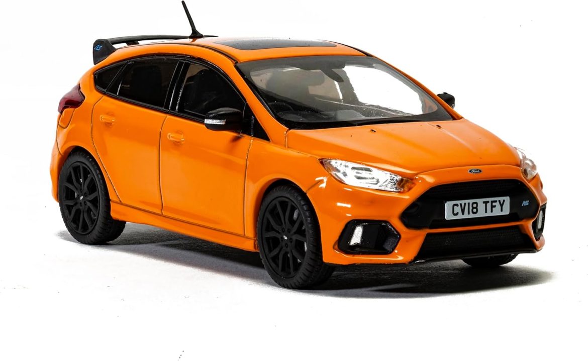 Ce modèle réduit en orange pourrait bien révolutionner votre passion pour les voitures ! 🚗✨