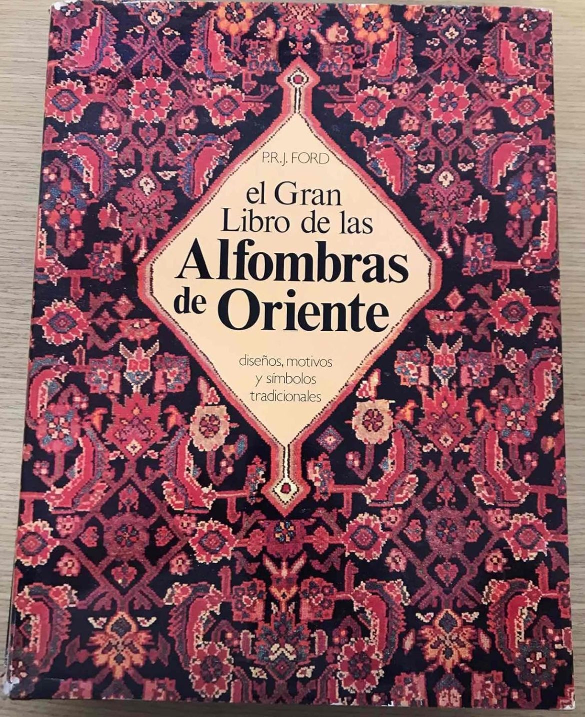Les motifs oubliés des tapis orientaux : un voyage mystique à travers le temps 🕌✨