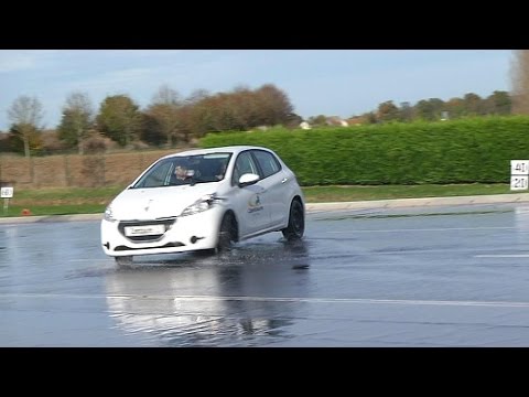 Maîtriser la conduite hivernale : stratégies essentielles pour éviter les accidents sur la glace et la neige