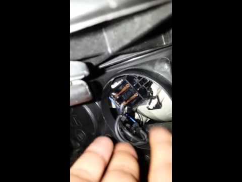 L&rsquo;art de remplacer une ampoule sur votre Renault Clio III : un guide essentiel pour les automobilistes avertis