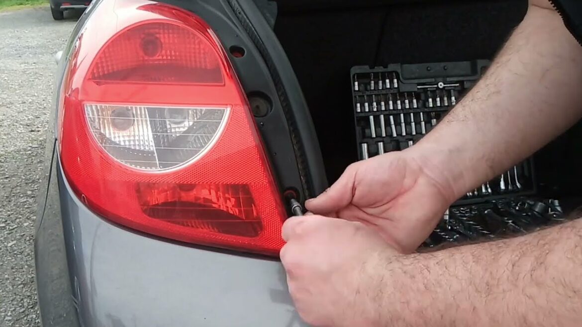 Changer une ampoule de phare arrière sur votre Renault Clio 3 : guide pratique et fiable pour les conducteurs avertis
